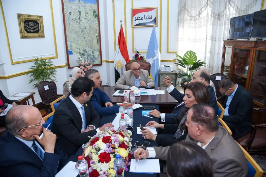 محافظ الإسكندرية يواصل لقاءاته الجماهيرية بحي وسط لحل شكاوى المواطنين