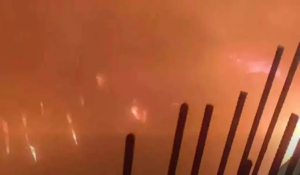 حريق مؤسسة الزكاة .. 12 سيارة إطفاء تلاحق كتلة اللهب في مخازن أخشاب المرج