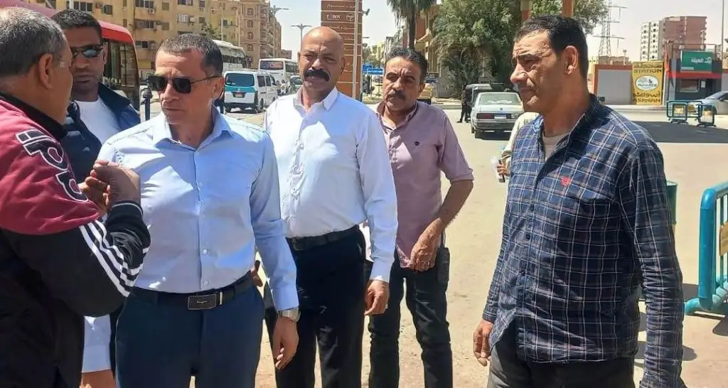 محافظ أسوان يتدخل لضبط التزاحم بمحطات الوقود ويضبط محاولة تهريب مواد بترولية