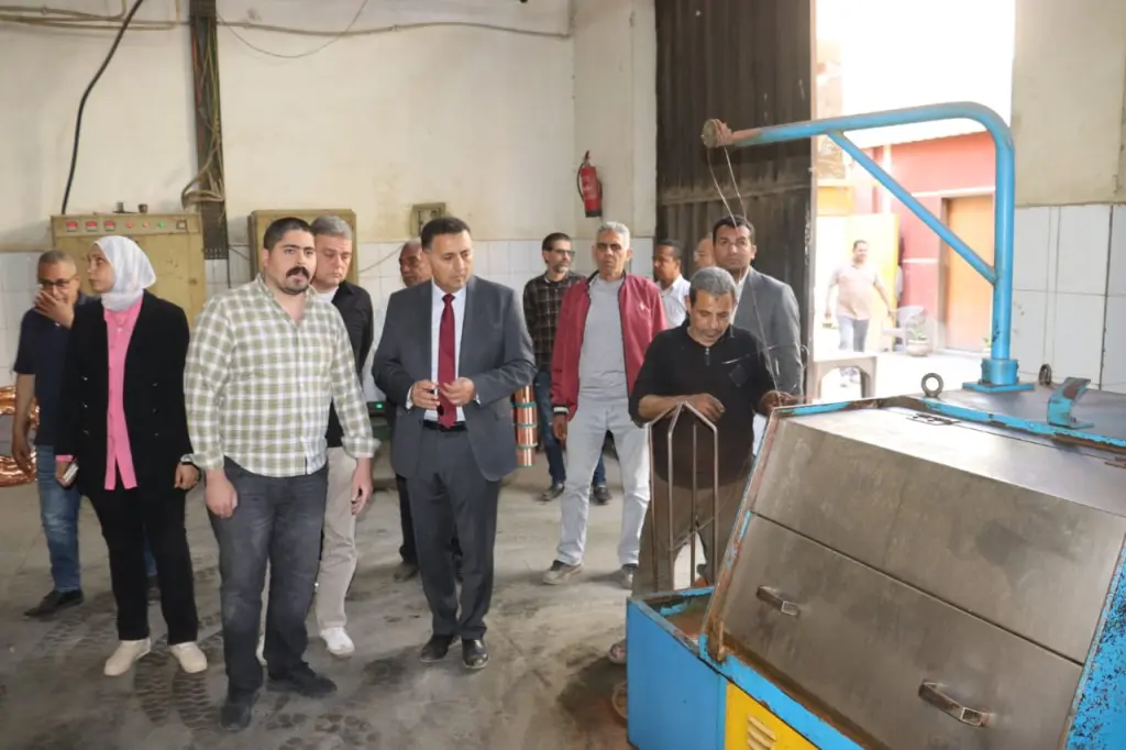 محافظ القليوبية يبحث تقنين المصانع العشوائية بباسوس وخيارات النقل للمناطق الصناعية