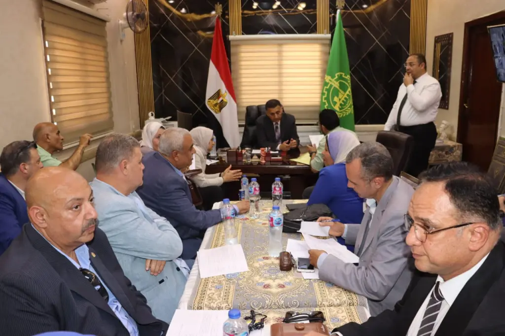 محافظ القليوبية يلتقي المواطنين بقليوب ويوجه بحلول فورية لمطالبهم