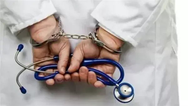 حبس طبيب سنة مع إيقاف التنفيذ بتهمة تزوير شهادتي ماجستير بالقاهرة
