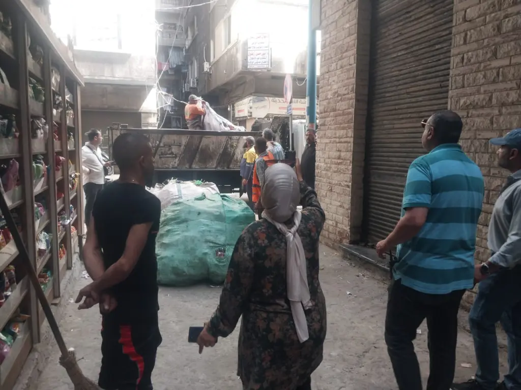 حملات مكبرة بالإسكندرية لمداهمة بؤر فرز القمامة وضبط النباشين في 4 أحياء