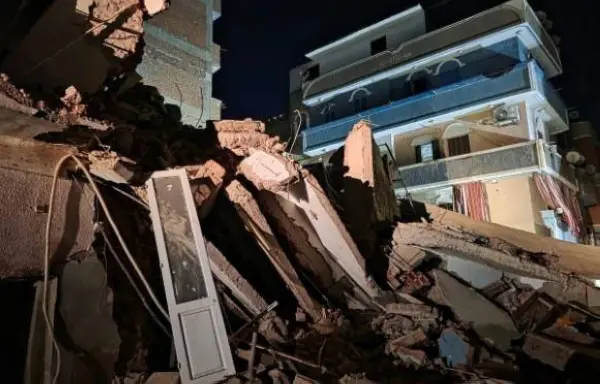 بعد سقوط شرفتين.. إزالة عقار بالكامل وترميم مبانٍ مجاورة بالمنيرة 