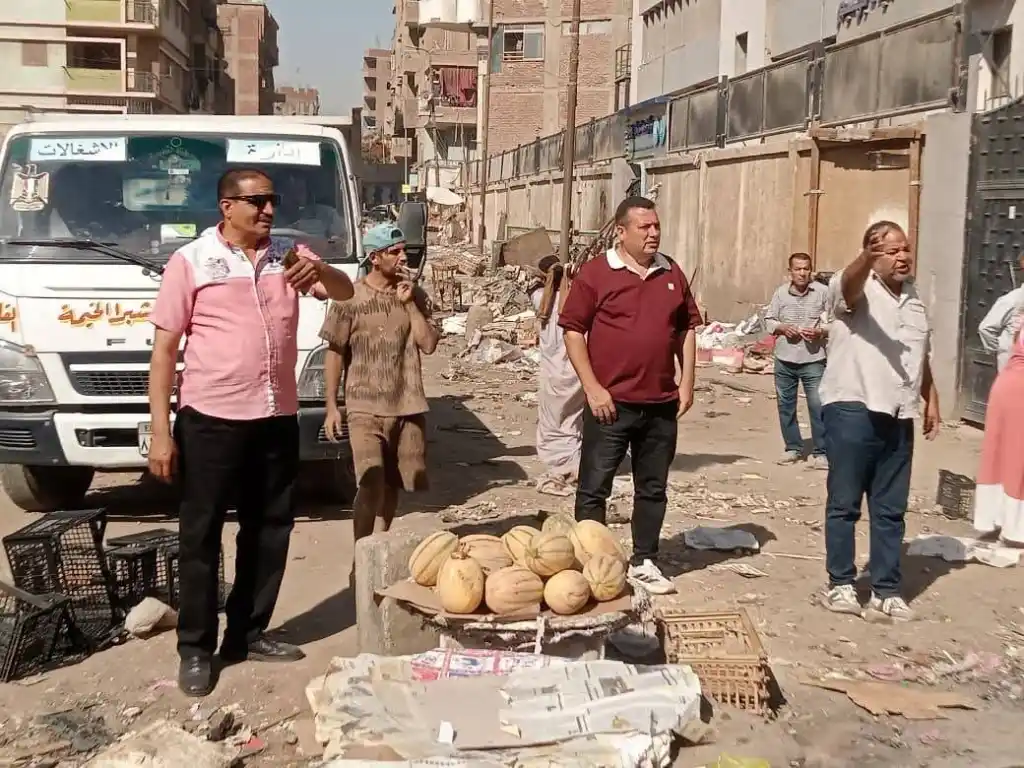 لليوم الثاني على التوالي حملة مكبرة  بـ سوق بهتيم .. ورئيس حي شرق: مستمرون في رفع الإشغالات ولا تهاون مع المخالفين