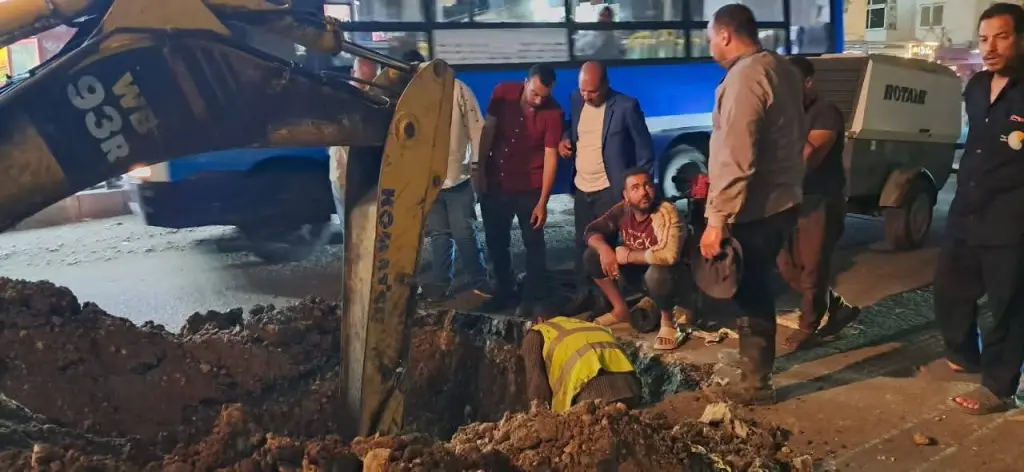 طوارئ بحي شرق شبرا الخيمة: استجابة فورية لإصلاح تسريب مياه خط 300 وتأمين كابلات الكهرباء والغاز