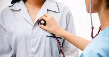 ماذا يسمع الطبيب عبر السماعة؟.. أصوات تكشف أمراض القلب والرئة والأمعاء