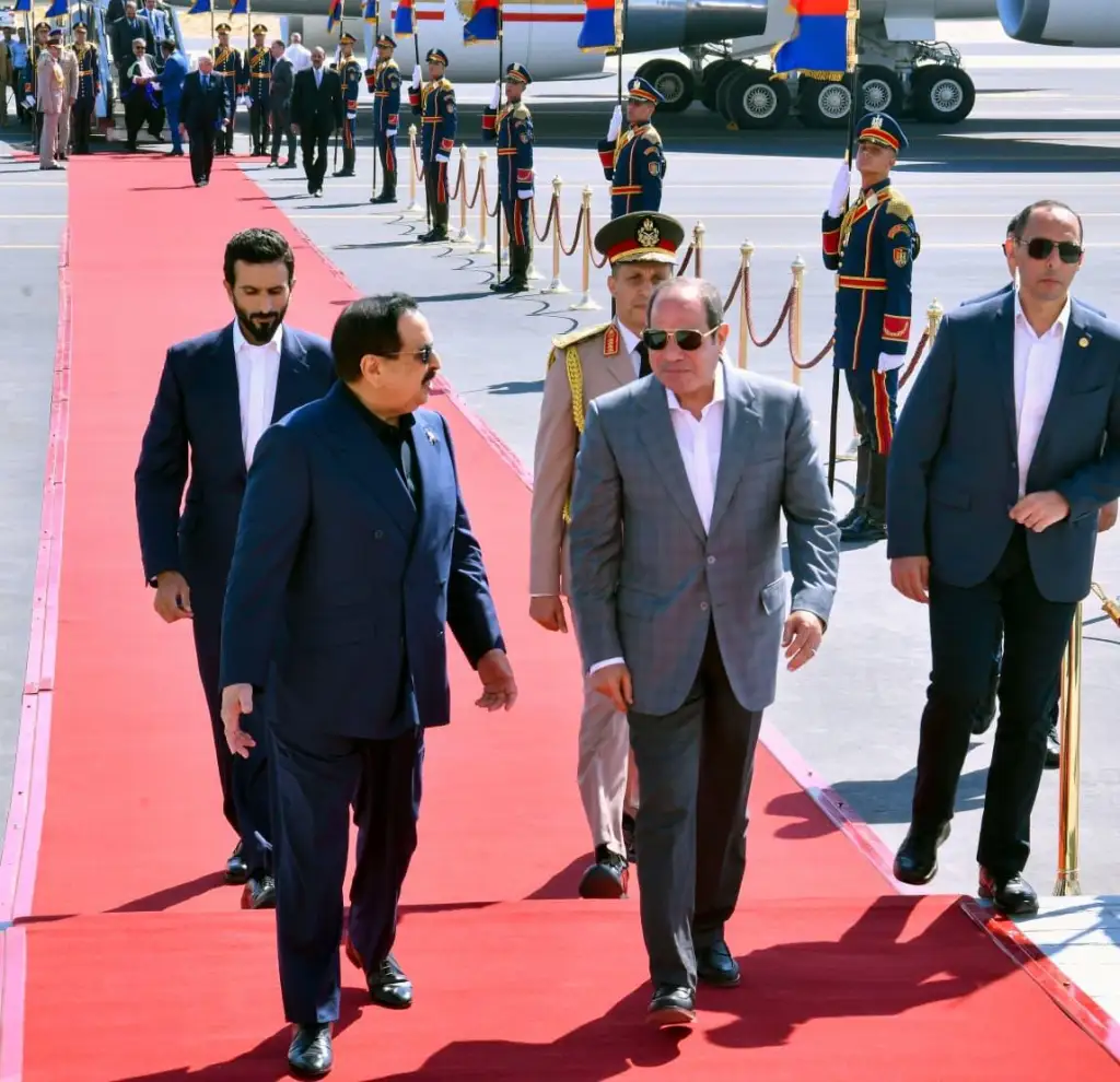 الرئيس السيسي يستقبل ملك البحرين بمطار العلمين ويعقدان جلسة مباحثات مشتركة