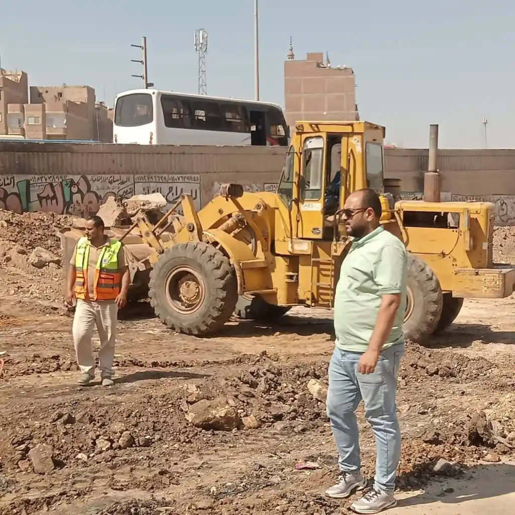 شريان حيوي يربط الدائري بالعصار.. متابعة ميدانية لإنهاء رصف شارع بهتيم إسكو في القليوبية